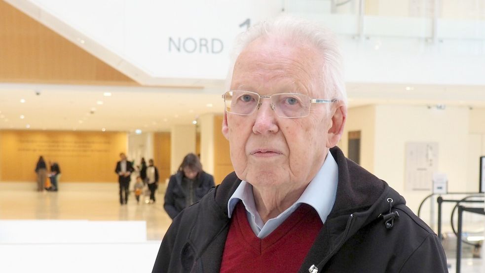 Hinterbliebene wie Bernd Gans, der bei dem Absturz seine Tochter verlor, empfinden über den Schuldspruch im Prozess Genugtuung. (Archivbild) Foto: Rachel Boßmeyer/dpa