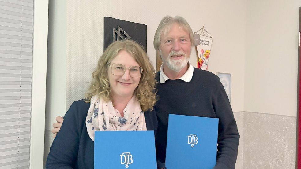 Carina Severiens und Rolf Boehnke wurden bei der Jahreshauptversammlung des TV Bunde für ihr besonderes Engagement im Turnen mit Ehrennadeln des DTB ausgezeichnet. Foto: privat