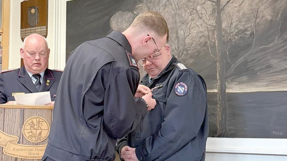 Besondere Auszeichnung für Ralf Ackmann: Er erhielt unter anderem das Deutsche Feuerwehr-Ehrenkreuz in Silber für seine Leistungen. Foto: Feuerwehr Hinte