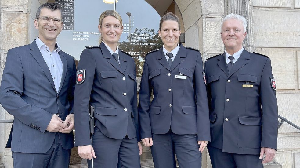Kamen zum Leitungswechsel zusammen: Polizeipräsident Friedo de Vries, die Polizeioberrätinnen Angelika Grüter und Frida Sander sowie Polizeiinspektionsleiter Thomas Memering (von links). Fotos: Stephanie Schuurman