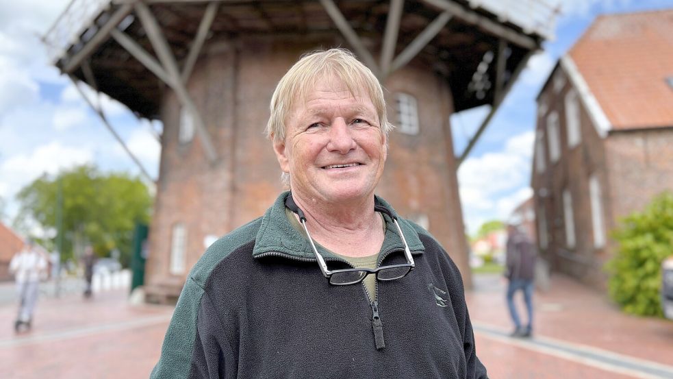Jochen Wagner hat die Ostgroßefehntjer Windmühle nach Jahrzehnten Stillstand wieder zum Mahlen gebracht. Foto: Nicole Böning