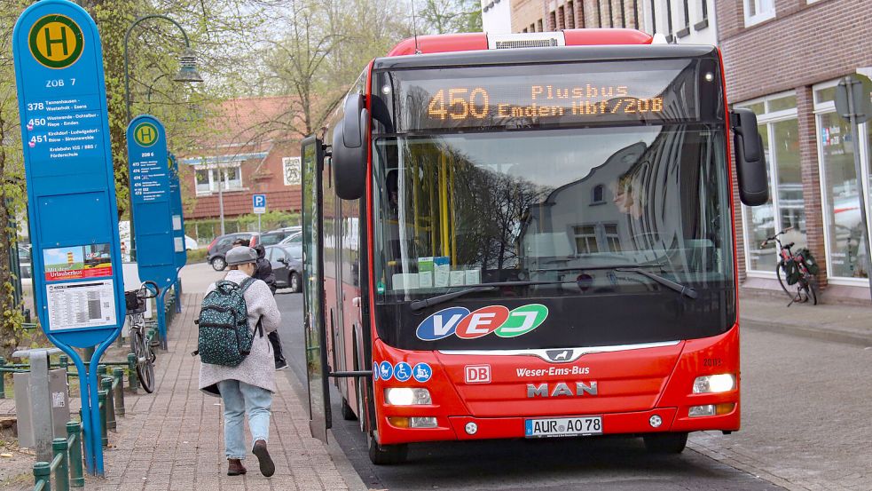 Die Busangebote in Ostfriesland, hier am Auricher ZOB, wurden in den vergangenen Jahren erweitert. Foto: Romuald Banik