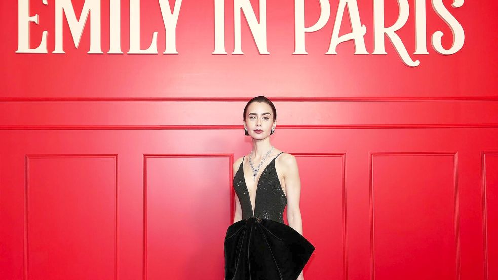 Was Emily (Lily Collins) in der letzten Staffel wohl erleben wird? (Archivbild) Foto: Aurelien Morissard/AP/dpa