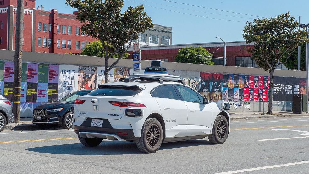 Zunächst waren fahrerlose Waymo-Robotaxis vor allem in sonnigen Gegenden wie San Francisco unterwegs. (Archivbild) Foto: Andrej Sokolow