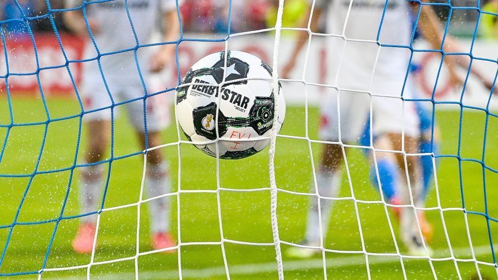 Ball im Netz: Vier der fünf Treffer fielen per Eigentor. Symbolbild: Imago