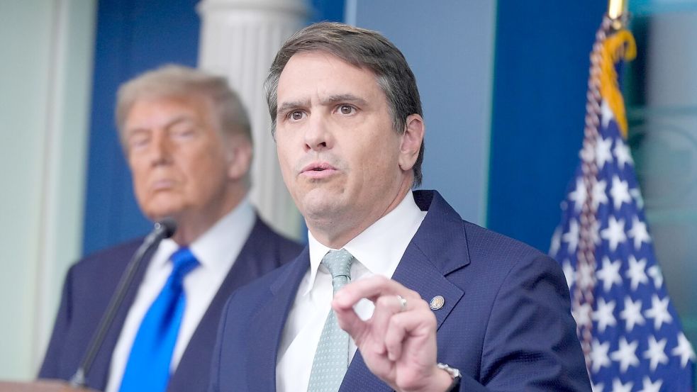 US-Präsident Donald Trump hat über Justizminister Todd Blanche (rechts) den Plan für einen Entschädigungsfonds eingebracht, der die Republikaner spaltet. (Archivbild) Foto: Manuel Ceneta/AP/dpa