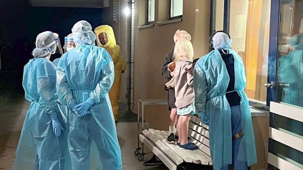 Zwei Kinder des US-amerikanischen Ebola-Patienten schauen durch ein Fenster zu ihrem Vater in die Isolierstation der Berliner Charité. Foto: --/Universitätsmedizin Charité/d