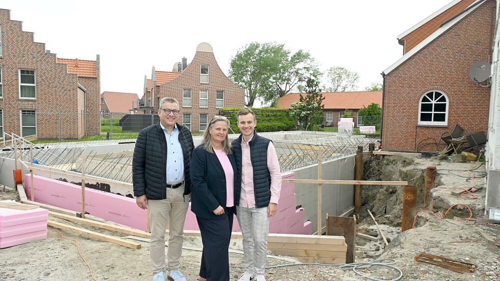Ralf (links), Kirsten und Tom Behrends vor der Baustelle. Foto: Heinz Wagenaar