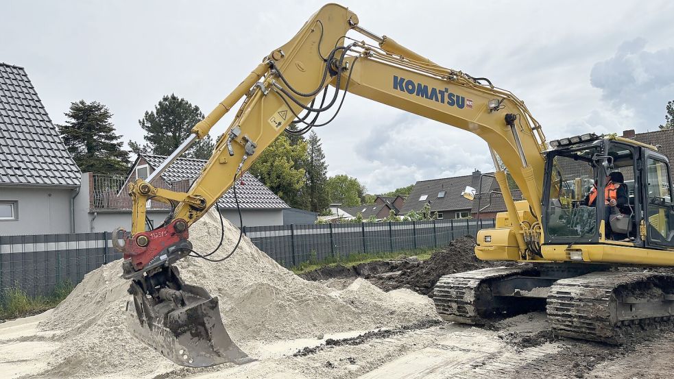 Am Logaer Weg rollt der Bagger. Die Kommunale Wohnungsverwaltung der Stadt Leer (KWL) baut hier ein dreigeteiltes Mehrfamilienhaus mit sechs Wohnungen. Foto: Oliver Bär
