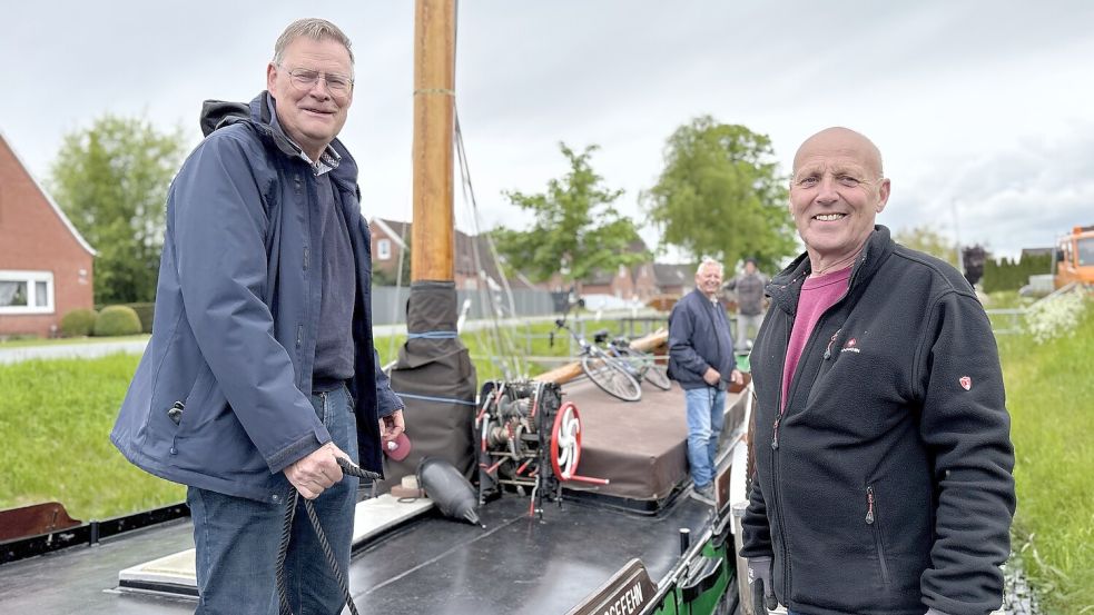 Helfried Eden (links) und Harald Kleen vom Binnenschifferverein Ems-Jade an Bord der „Frauke“. An diesem Tag war die Etappe mit gerade einmal drei Kilometern kurz – dafür aber voller Hindernisse. Foto: Nicole Böning
