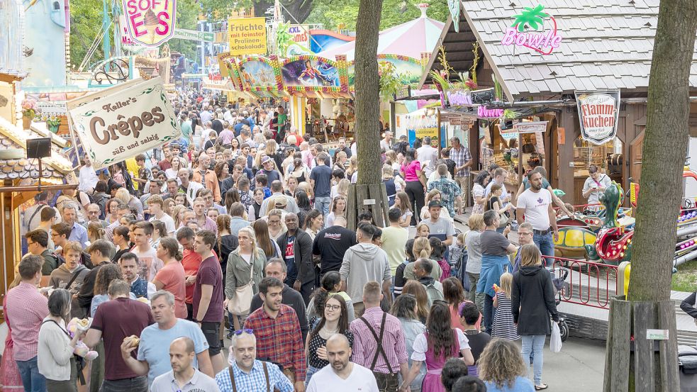 Das „Bergkirchweihfest“ gilt als eines der traditionsreichsten Bierfeste weltweit mit jährlich bis zu einer Million Besuchern. Foto: IMAGO/Harry Koerber