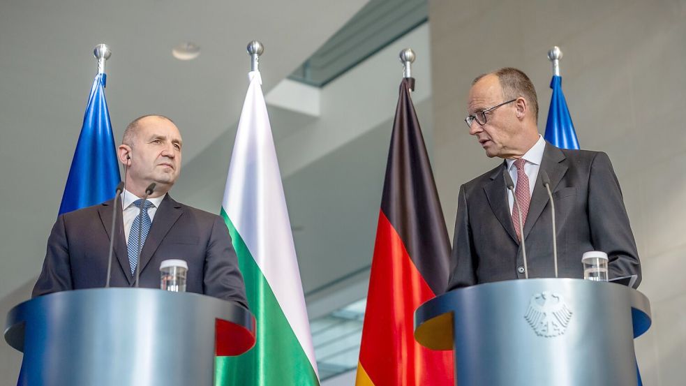 Bundeskanzler Friedrich Merz (CDU) empfing am Montag den bulgarischen Ministerpräsidenten Rumen Radew. (Archivbild) Foto: Michael Kappeler/dpa