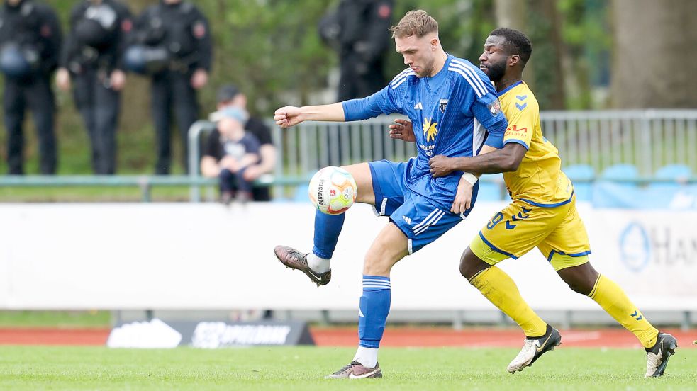 In der kommenden Saison kommt es für Kickers Emden (links Fabian Herbst) wieder zum Derby mit Atlas Delmenhorst. Archivfoto: Jens Doden/ Emden