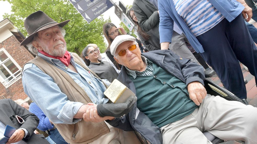 Dieses Foto von Künstler Gunter Demnig mit Holocaust-Überlebenden Albrecht Weinberg enstand bei der Verlegung von Stolpersteinen im Sommer 2025 in Leer. In diesem Sommer wird es eine Aktion ohne den verstorbenen Ehrenbürger Weinberg geben. Foto: Klaus Ortgies/Archiv