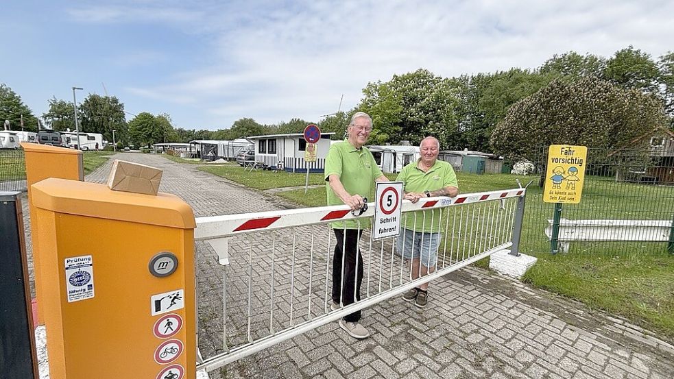 Jürgen Neuenfeldt (links) und sein Vereinskollege Heino Gerdes sorgen dafür, dass auf dem Campingplatz an der Knock alle Camper ihren Platz finden. Foto: Stephanie Tomé