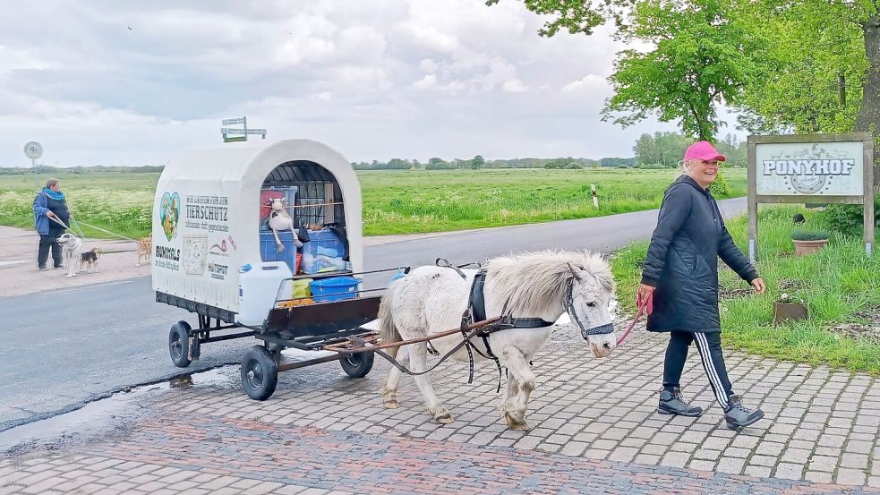 Nadja Frey (links) und Tamara Stamen waren elf Tage lang quer durch Ostfriesland unterwegs. Das Ziel der Tour war es mehr Aufmerksamkeit für den Tierschutz zu erzielen und Unterstützung für die Tierarche Mitling-Mark zu erhalten. Foto: Privat