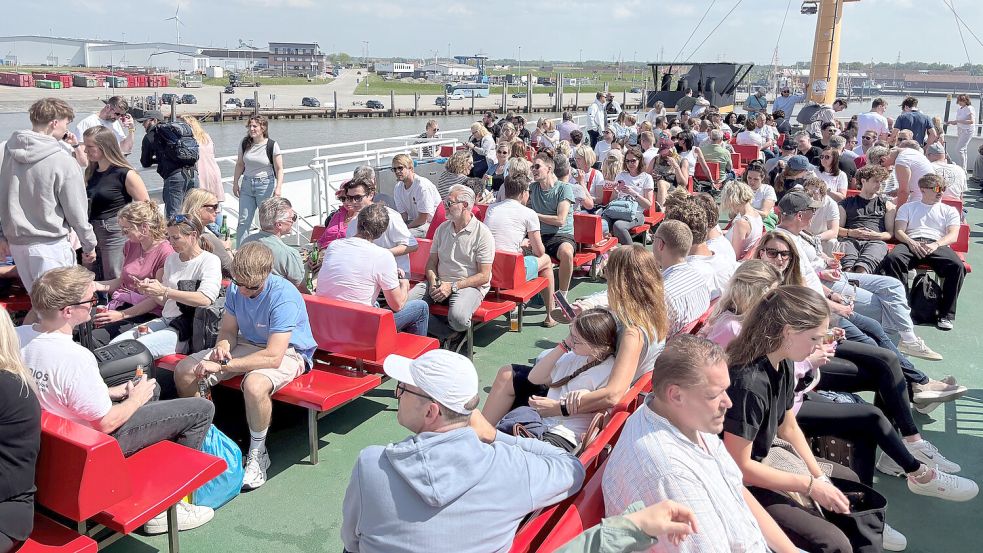 Volles Haus auf dem Sonnendeck der Frisia-Fähre. Foto: Udo Hippen