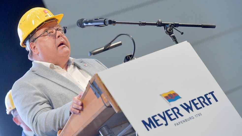 Im Einsatz für die Arbeitnehmer: Thomas Gelder bei einer Rede vor den Beschäftigten der Papenburger Meyer Werft. Foto: Klaus Ortgies/Archiv