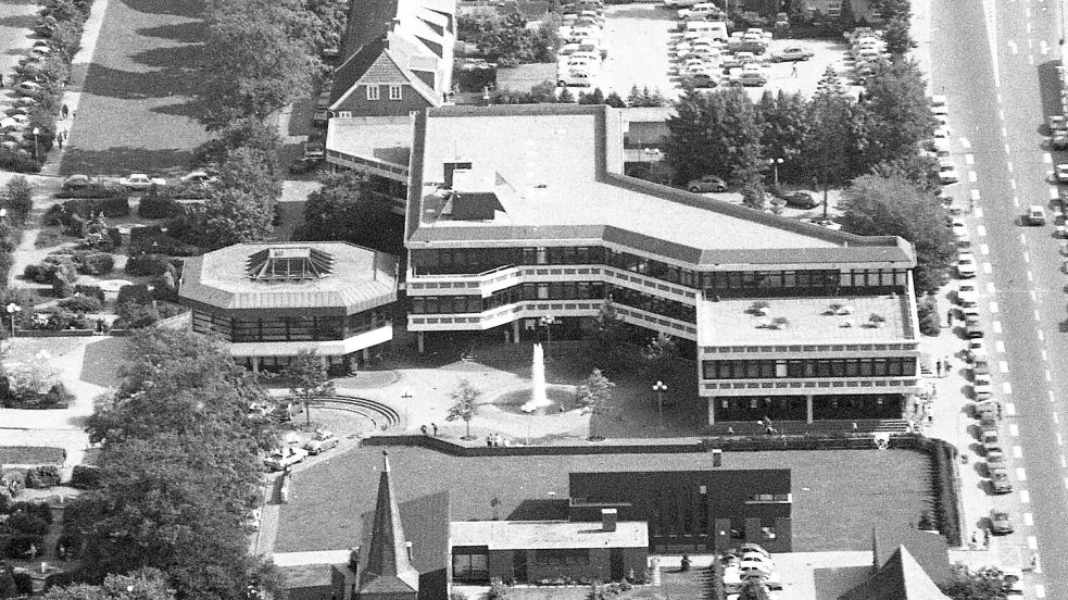 Blick in die 1970er Jahre: Die Luftaufnahme zeigt in der Bildmitte das neue Rathaus am Georgswall kurz nach der Eröffnung. Gut zu erkennen ist der Springbrunnen auf dem Vorplatz sowie der achteckige Ratssaal, der den Namen „chinesisches Teehaus“ prägte. So kantig das neue Rathaus wirkt, so verspielt sind seine parkähnlichen Außenanlagen (links am Bildrand), die im Volksmund schnell „Klein Sanssouci“ genannt werden. Im Vordergrund liegt die katholische Kirche. Fotos: Archiv ON