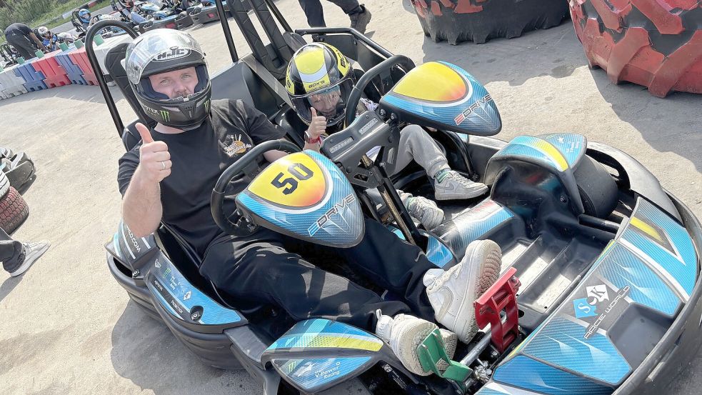 Am Freitag, 22. Mai 2026, konnten die Fahrer erstmals wieder seit neun Jahren auf der Kartbahn in Stickhausen ihre Runden drehen. Heyo Behrends und Neo aus Lammertsfehn waren in einem Zweisitzer-Kart unterwegs. Foto: Lars Löschen