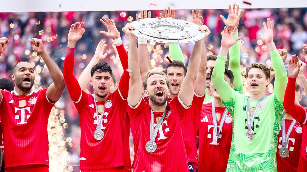 Harry Kane und die Bayern wollen auch in Berlin eine Trophäe in die Höhe stemmen. (Archivbild) Foto: Tom Weller