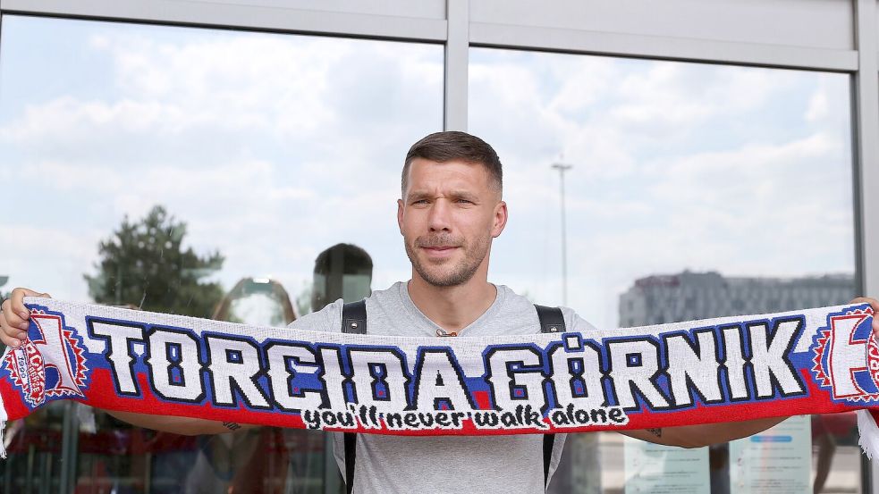 Lukas Podolski spielte zum Ende seiner Karriere in seiner Heimat Polen und kaufte auch Anteile am polnischen Erstligisten Gornik Zabrze. (Archivbild) Foto: Andrzej Grygiel