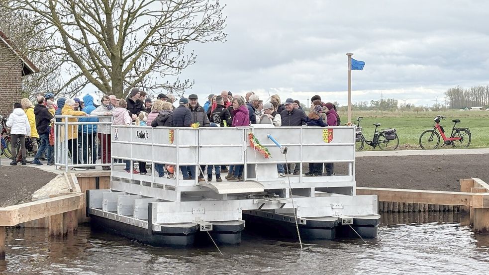 Gleich am Eröffnungstag machten viele Menschen die Überfahrt mit der Kurbelfähre Fehntje. Foto: Eva van Loh/Archiv