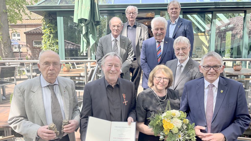 Der Geehrte im Kreise von Weggefährten: Dr. Gerhard Stauch (von links), Herbert Müller und seine Frau Adelheid,, Landrat Olaf Meinen sowie (hinten von links) Jan van den Hoorn, Hans Michaelis, Rico Mecklenburg (Landschaftspräsident), Thomas Erdwiens (Bürgermeister Südbrookmerland) und Ulrich Kohlhoff.Foto: Aiko Recke