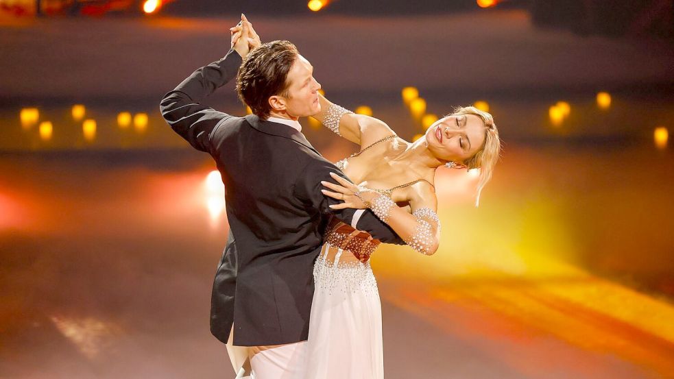 Die Königin der Standard-Tänze: Sängerin Anna-Carina Woitschack und Profitänzer Evgeny Vinokurov sahnten im Halbfinale viel Jurypunkte ab. Foto: Thomas Banneyer