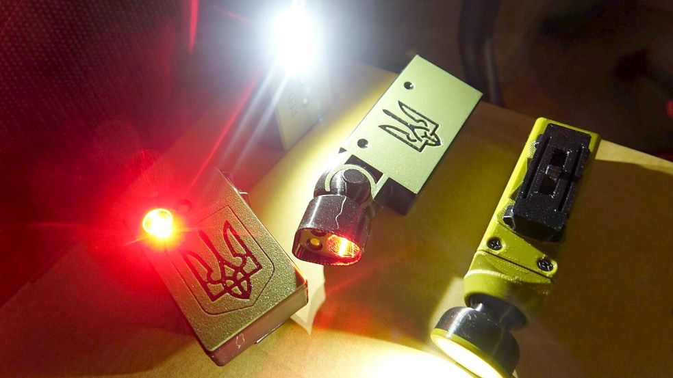 Freiwillige aus Deutschland haben Taschenlampen für ukrainische Einsatzkräfte entwickelt. Foto: Friedemann Kohler/dpa