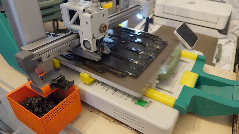 Ständig in Bewegung: Der 3D-Drucker eines Freiwilligen stellt Plastikkleinteile für die Ukraine her. Foto: Friedemann Kohler/dpa