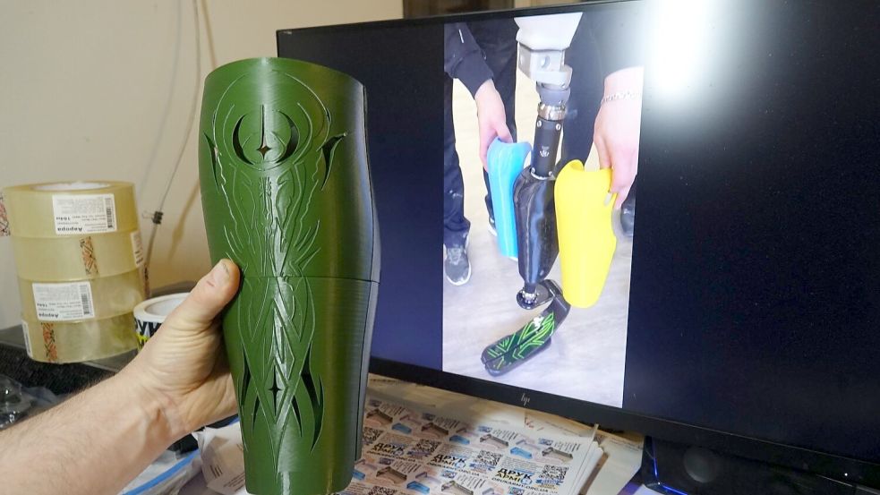 Schoner aus dem 3D-Drucker schützen die Prothesen ukrainischer Veteranen. Foto: Friedemann Kohler/dpa