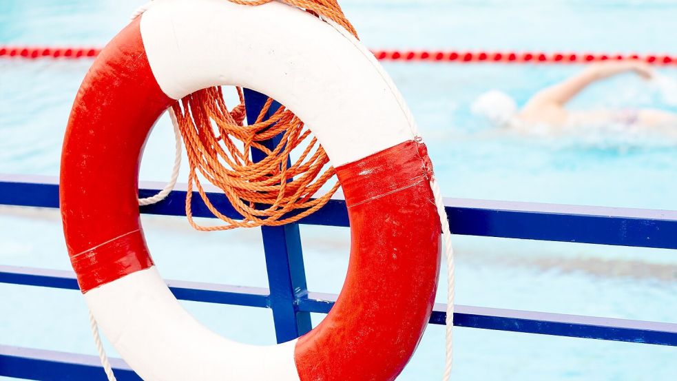 Volle Becken und volle Liegewiesen – aber oft zu wenig Aufsicht: Vielen Bädern in Deutschland fehlen Rettungsschwimmer. (Symbolbild) Foto: Moritz Frankenberg