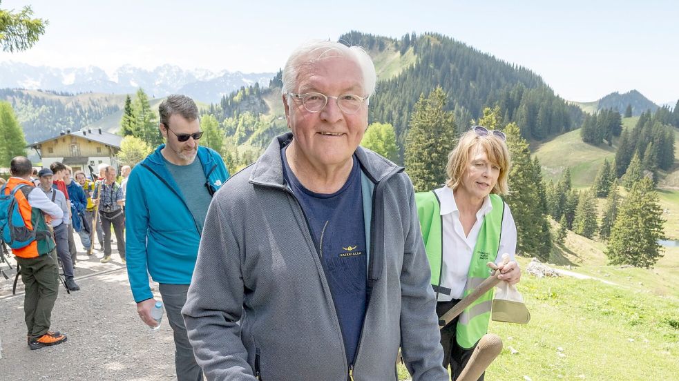 Im Chiemgau half Bundespräsident Frank-Walter Steinmeier dem Alpenverein bei der Pflege von Wanderwegen. Foto: Peter Kneffel