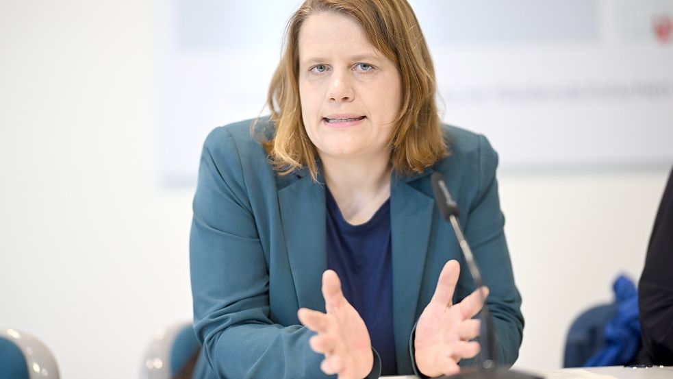 Führt das neue Schulfach "Christliche Religion" in Niedersachsen ein: Schulministerin Julia Willie Hamburg (Grüne). Foto: dpa/Julian Stratenschulte