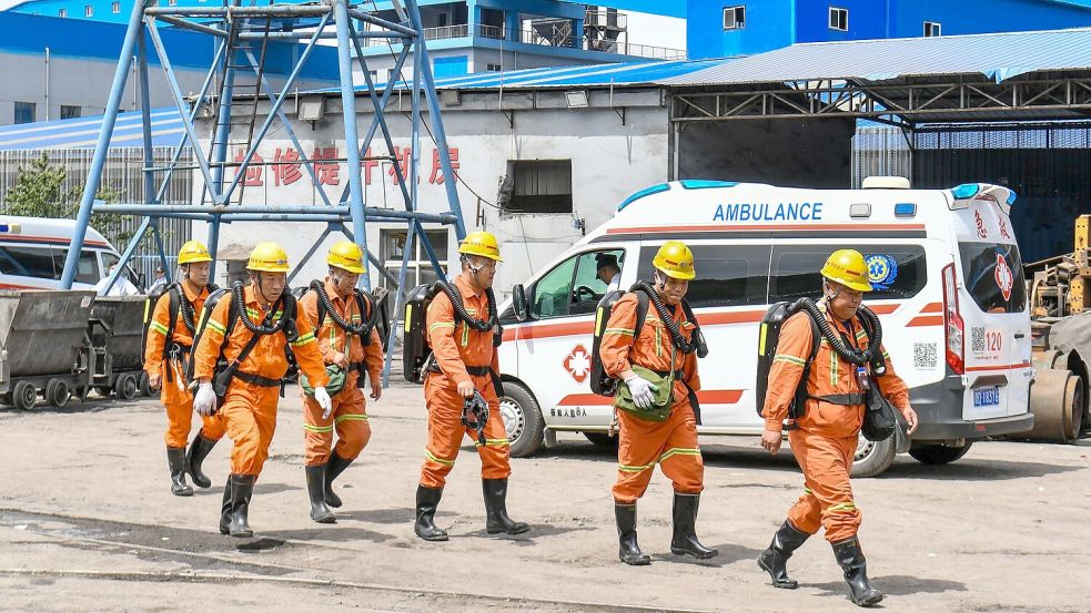 Mehrere hundert Rettungskräfte sind nach wie vor im Einsatz. Foto: Cao Yang/XinHua/dpa