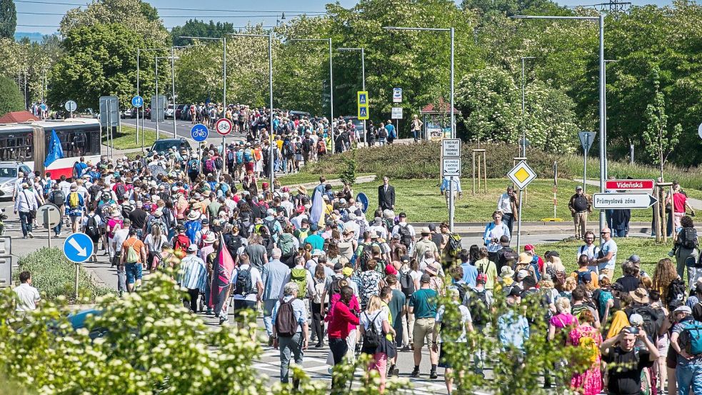 Der Versöhnungsmarsch folgt in umgekehrter Reihenfolge dem Brünner Todesmarsch, bei dem rund 27.000 Deutsche nach dem Zweiten Weltkrieg aus Brünn vertrieben wurden. Foto: Uhlíø Patrik/CTK/dpa
