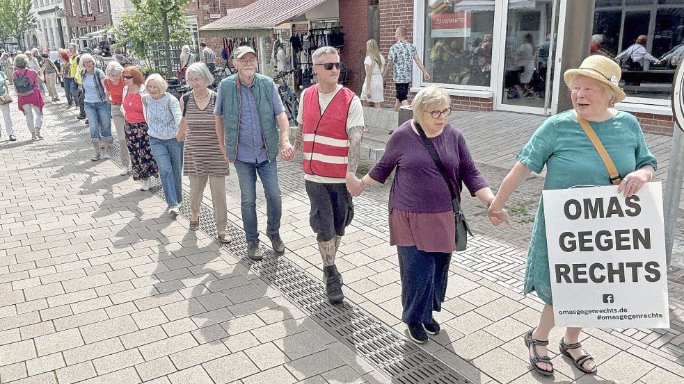 Die Menschenkette zog sich durch die ganze Burgstraße. Foto: Aiko Recke