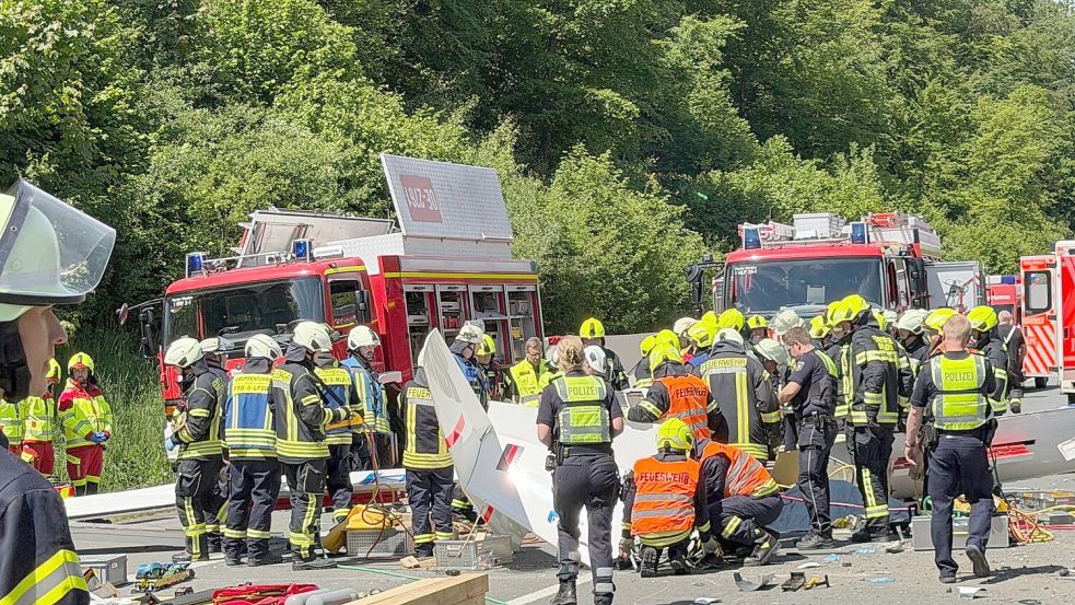 Rettungsdienste und Polizei arbeiten an der Unfallstelle, nachdem ein Segelflugzeug auf die A45 gestürzt ist. Foto: Berthold Stamm/dpa