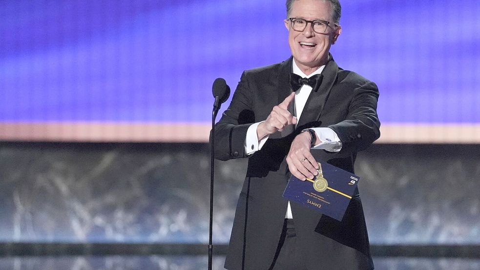 Der US-Comedian meldet sich nur 24 Stunden nach seinem Aus bei CBS mit Komik, Tragik und auch kleinen Spitzen aus einer Lokalshow zurück. Foto: Chris Pizzello/Invision/AP/dpa