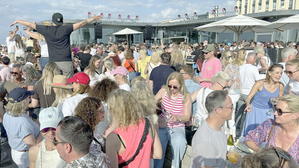 Schon am Sonnabendnachmittag war die Stimmung an der Strandpromenade best. Foto: Udo Hippen