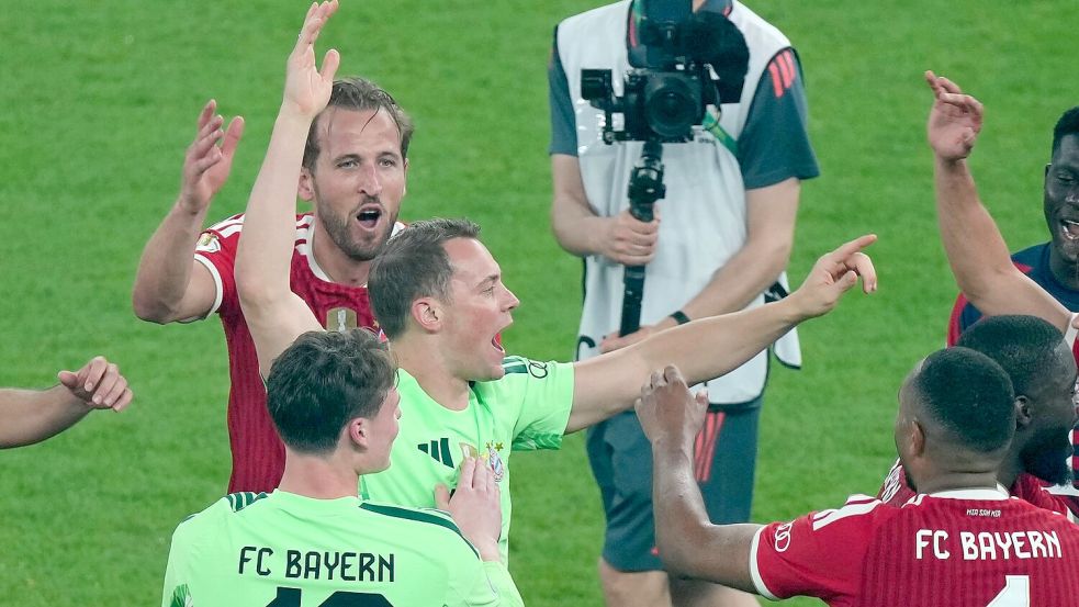 Manuel Neuer feiert mit seinen Bayern-Kollegen den Pokalsieg. Foto: Soeren Stache/dpa