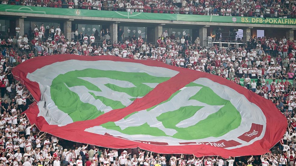 Fans protestieren beim Pokalfinale gegen den DFB. Foto: Sebastian Gollnow/dpa