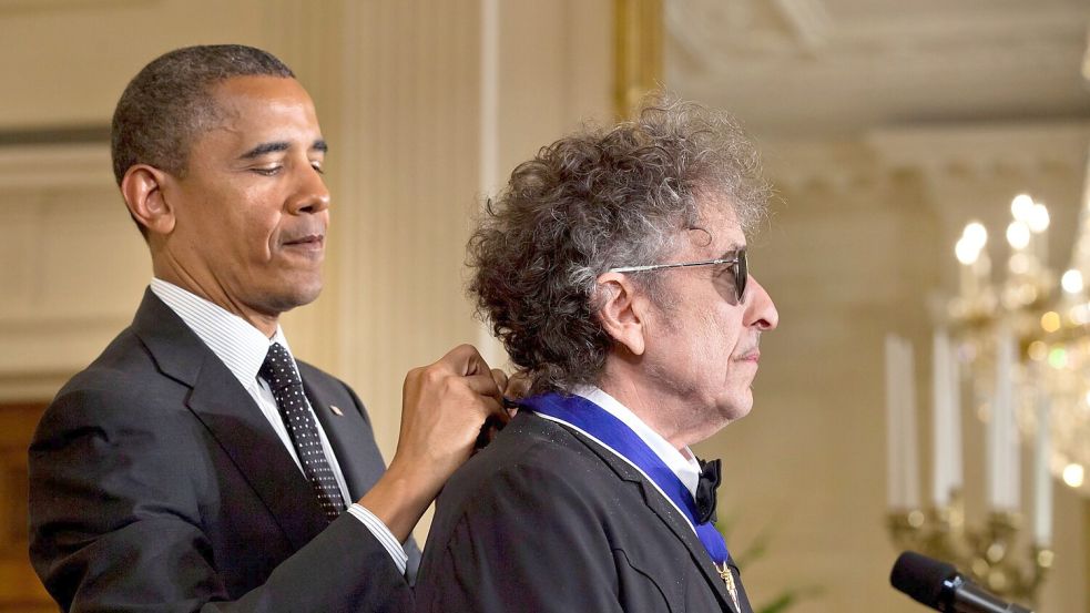 Der damalige US-Präsident Barack Obama zeichnete Dylan 2012 persönlich mit der Freiheitsmedaille aus. (Archivbild) Foto: picture alliance / dpa