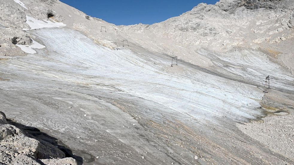 Kaum noch Schnee liegt auf einem Gletscher auf dem Zugspitzplatt. Foto: Angelika Warmuth