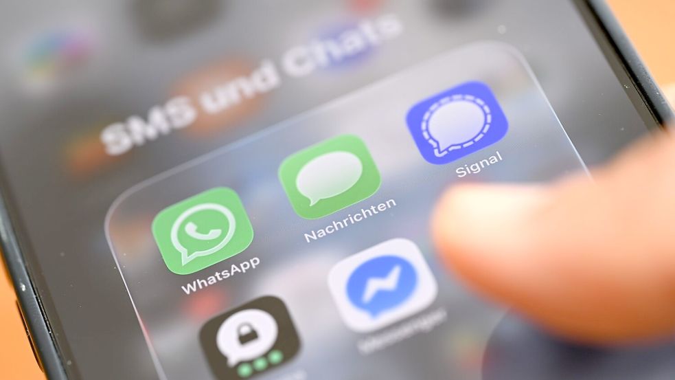 Was tun - eine SMS schicken oder doch lieber einen Chatdienst nutzen? Foto: Wolf von Dewitz/dpa