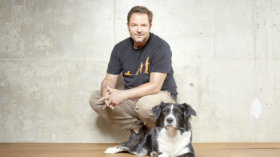 Martin Rütter mit seiner Hündin Emma, die aus schlechter Haltung zu ihm kam Foto: Alex Stiebritz
