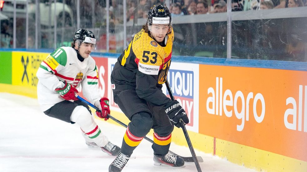 NHL-Star Moritz Seider (r) spricht nach dem drohenden deutschen Vorrunden-Aus Klartext. Foto: Claudio Thoma