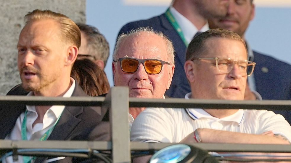 Gemeinsam im Olympiastadion auf der Tribüne: Uli Hoeneß (m) und Max Eberl (r). Foto: Michael Kappeler/dpa