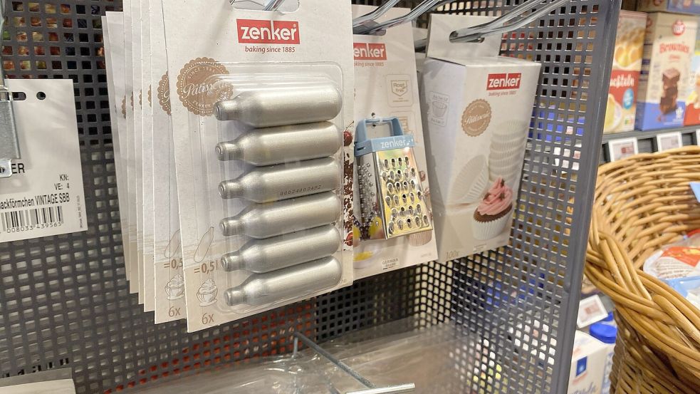Freiverkäuflich sind Sahnekapseln im Supermarkt als eine Quelle für Lachgas. Mittlerweile gibt es aber Verkaufsbeschränkungen. Foto: Christin Wetzel